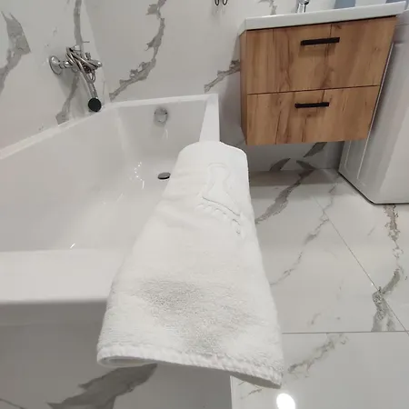 More Love - 8 Min Autem Ikea, 10 Min Autem Majaland Danzig